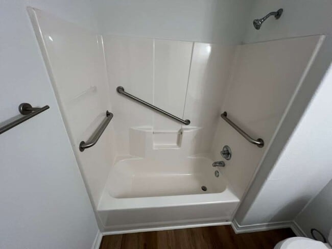 Building Photo - Very well maintained 2 bed 1 bath - move i...