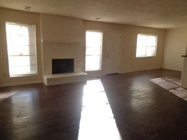 Building Photo - 15835 Cardono Ln