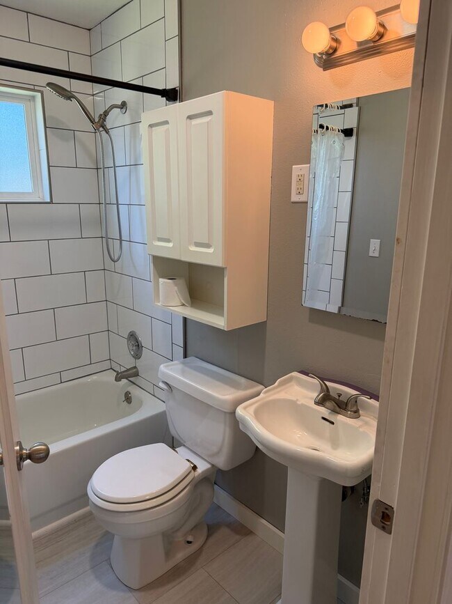 Building Photo - Large updated 2 bedroom 1 bathroom house in Springfield!