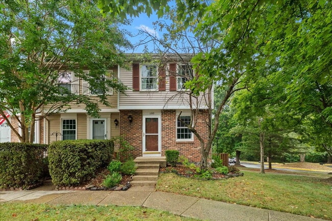 Building Photo - "Charming 2-Bed Townhouse with great upgra...