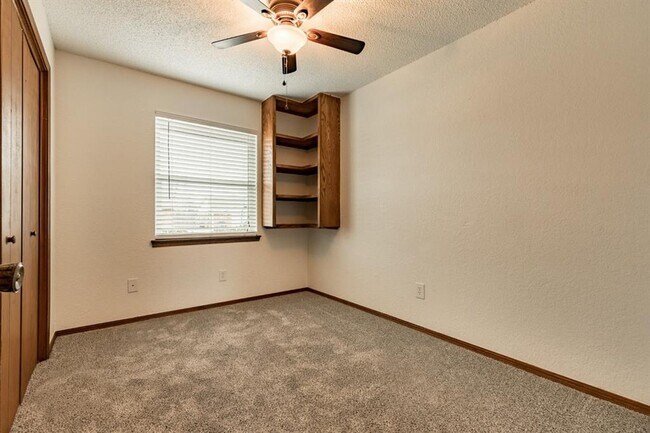 Building Photo - 722 W Perry Dr
