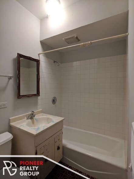 Building Photo - 832 W Wolfram St