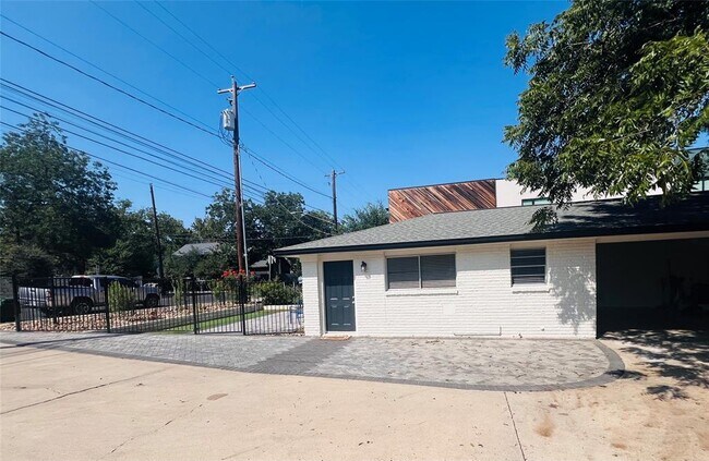 Building Photo - 1715 Bluebonnet Ln