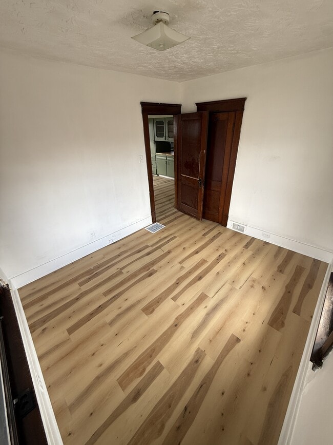 Building Photo - 2232 Youngstown Rd SE