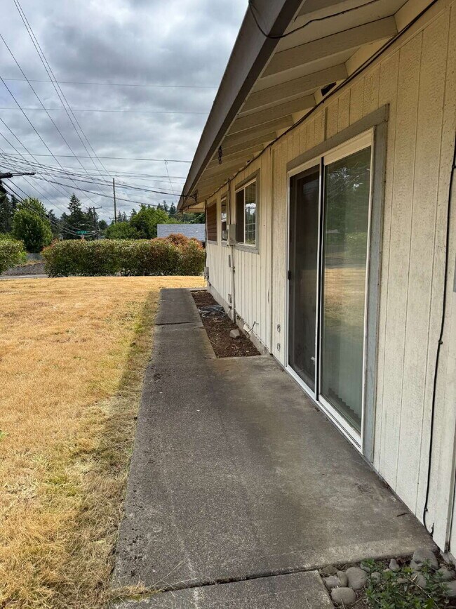 Building Photo - Milwaukie Tri-plex, 2-Bedroom, Near Transp...