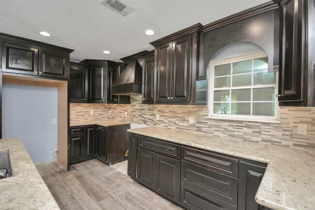Building Photo - 1404 Briarwood Dr