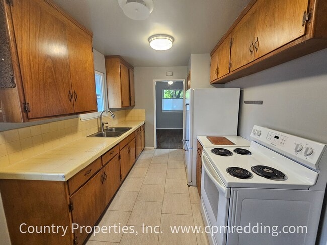 Building Photo - Garden Tract 3-Bedroom House with Hardwood...