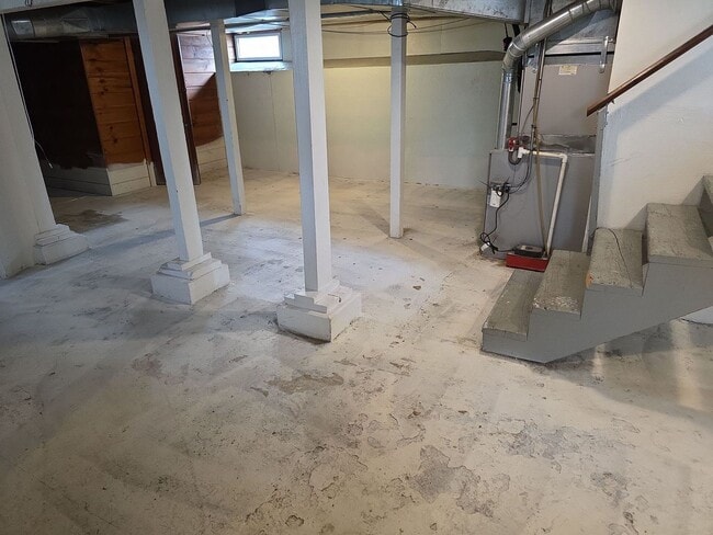 Building Photo - Approved Applicant - 2 Bedroom Newly Remod...