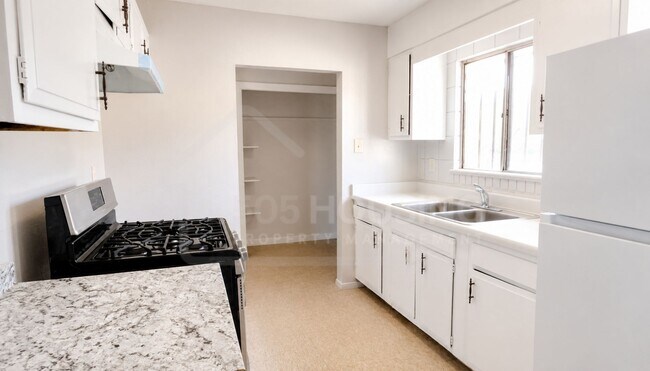 Building Photo - Large Move-In Ready 1-Bedroom Near Kirtland AFB