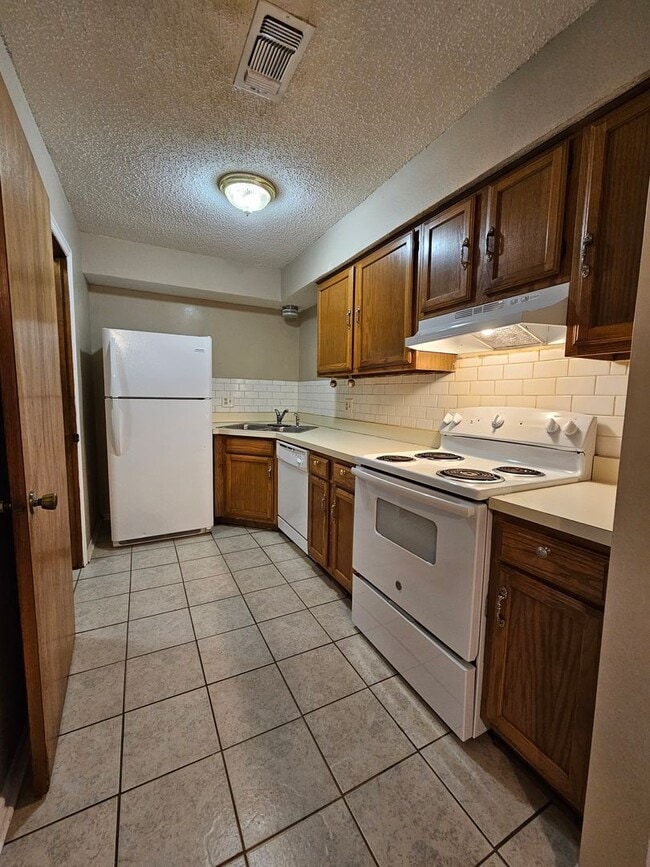 Building Photo - (2) Bed/(2) Bath Duplex Avail NOW!