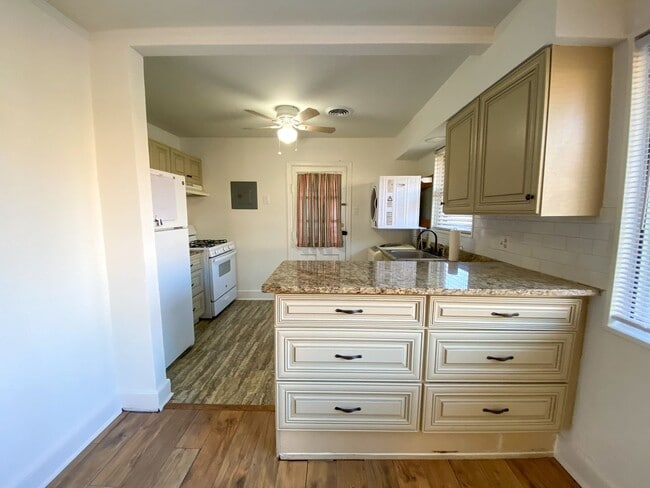 Building Photo - 2 bed, 1 bathroom house near Christian Brothers University in Midtown Memphis