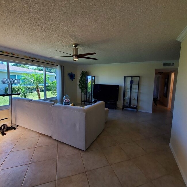 Building Photo - 202 W High Point Terrace