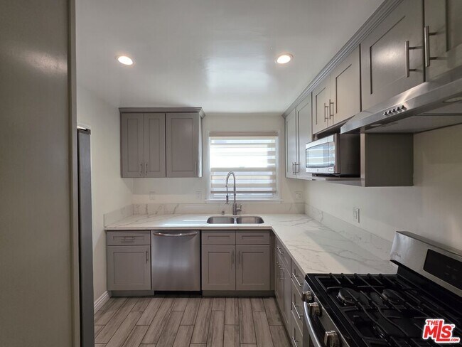 Building Photo - 102 Gaviota Ave