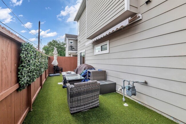 Building Photo - 5021 Nichols St