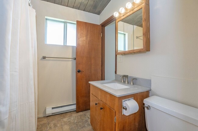 Building Photo - 3-Bed Waterfront Home in Vaughn
