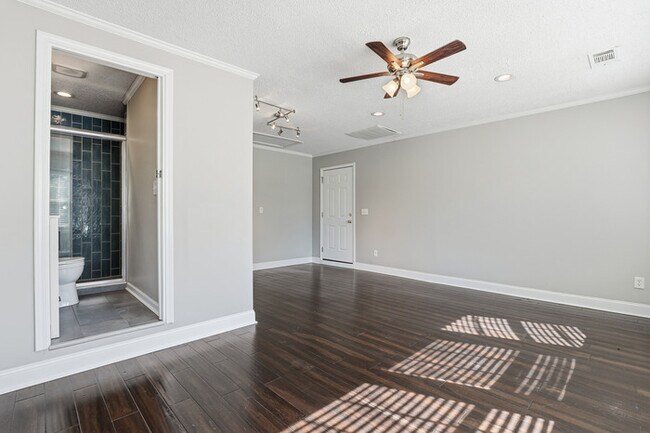 Building Photo - 10 Chamois Ct