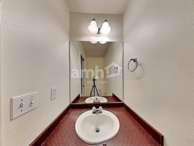 Building Photo - 10766 N Cypress