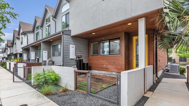Building Photo - Prime Location Condo in the Heart of San Antonio!