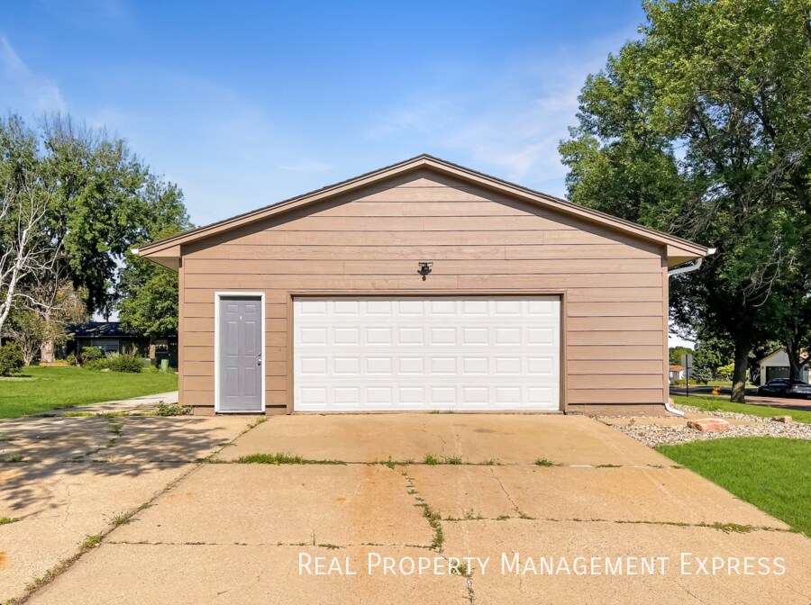 Building Photo - Newly Renovated 5 Bed Home w/ 2-Stall Garage