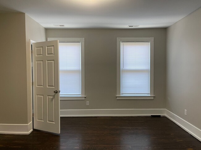 Building Photo - Newly and completely renovated 4 bedroom, ...