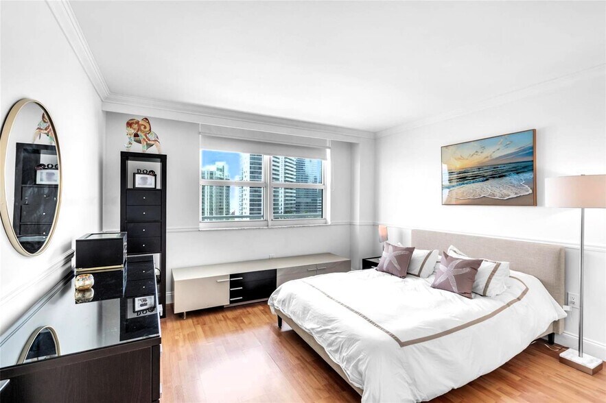 Building Photo - 1155 Brickell Bay Dr