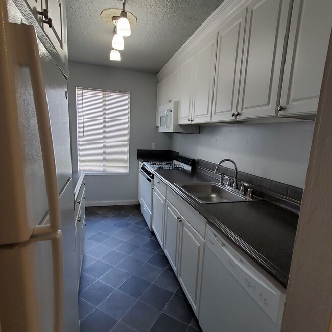 Building Photo - Convenient Livermore 1bd/1ba Ground Floor Condo- Available in April