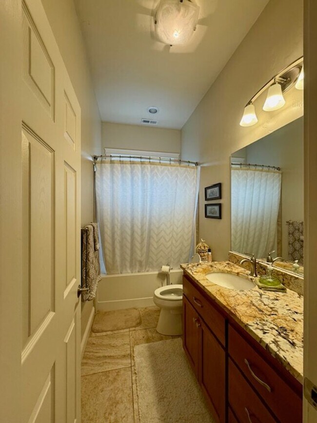 Building Photo - Beautiful Custom Built 3 bed/2.5 bath Home