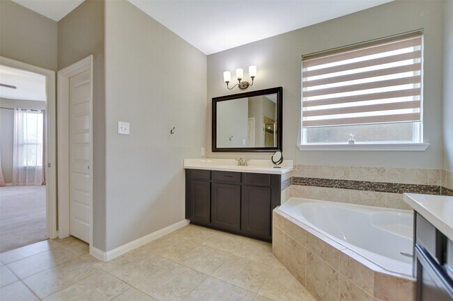 Building Photo - 18226 Russett Green Dr
