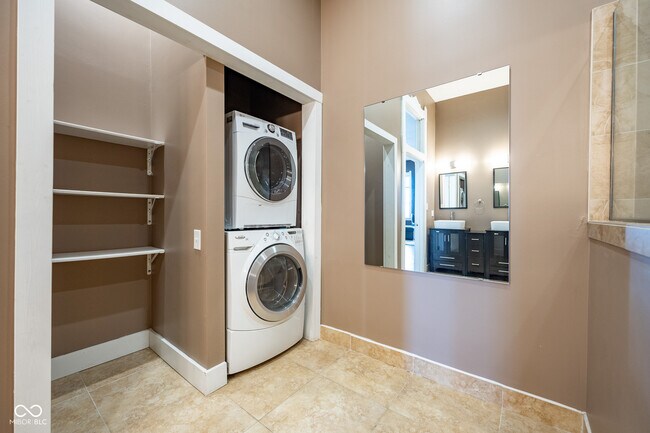 Building Photo - 12 E Washington St