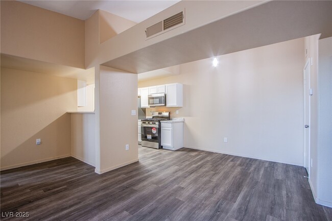 Building Photo - 7885 W Flamingo Rd