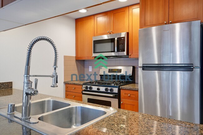 Building Photo - "Chic Urban Retreat: Stylish 1-Bedroom Condo in the Heart of Seattle!"