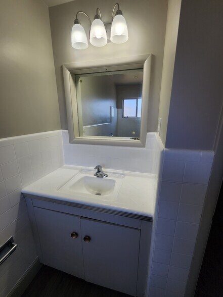 Building Photo - 805 E 1050 N