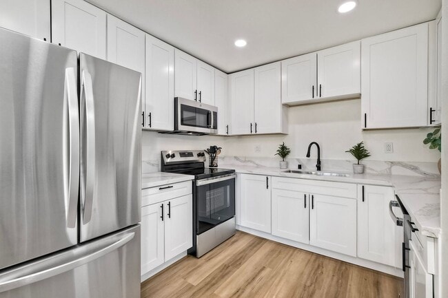 Building Photo - Charming Remodeled 2-Bed / 1.5-Bath Condo ...