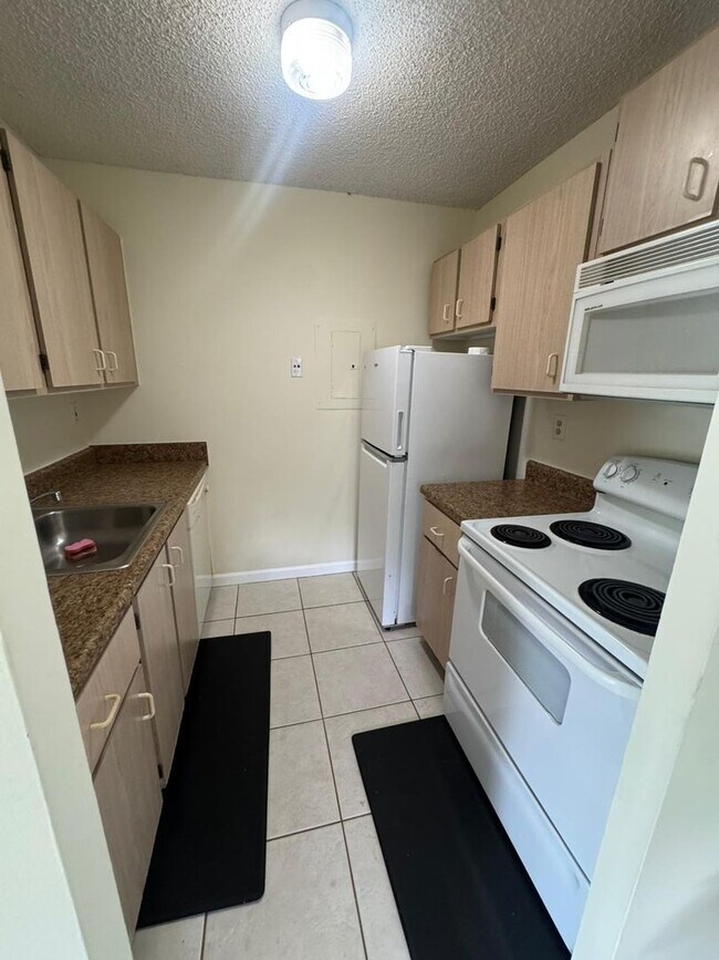 Building Photo - Spacious 1/1 Condo – Great Location!