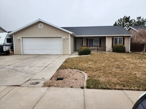 Building Photo - Charming home