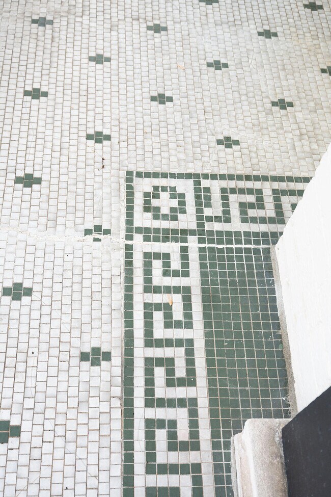 Building Photo - 275 S Limestone