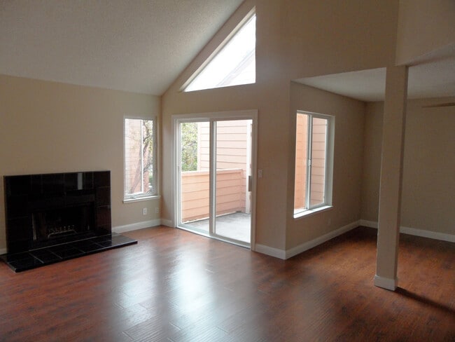 Building Photo - 3 bed/2 bath Upstairs condo! Hardwood floor, full kitchen, washer/dryer
