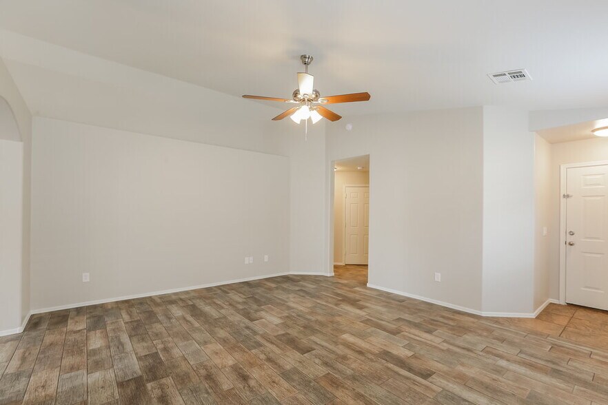 Building Photo - 1114 E Fraktur Rd