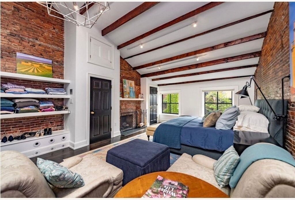 Building Photo - 22 Joy St