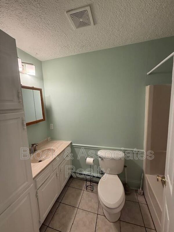 Building Photo - 1802 Waldo St