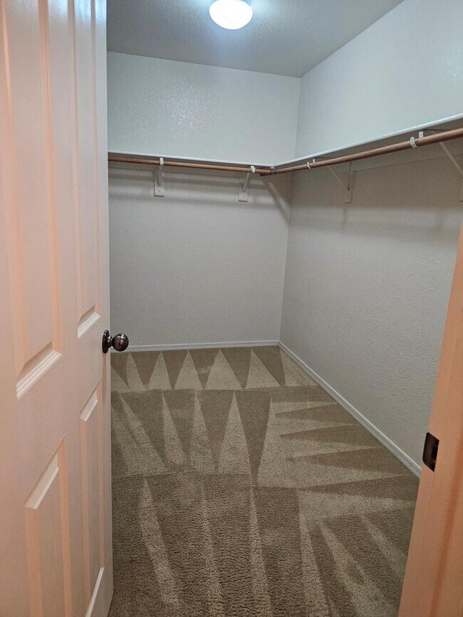 Building Photo - 900 Estancia Dr