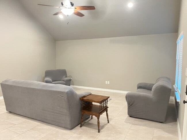 Building Photo - 905 Roadrunner Spur