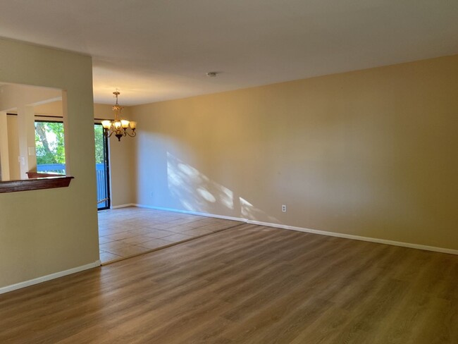 Building Photo - STUDENTS WELCOME! 5 Bedroom 3 Bathroom Bi-...