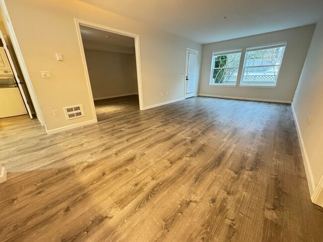 Building Photo - 2Bd/1.75Ba Issaquah Condo