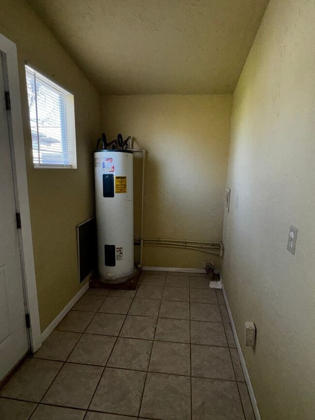 Building Photo - 909 NW Bell- Hot new listing!