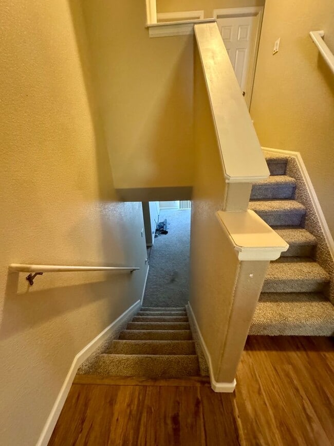 Building Photo - Lovely 3 bedroom/3 car tandem garage home ...