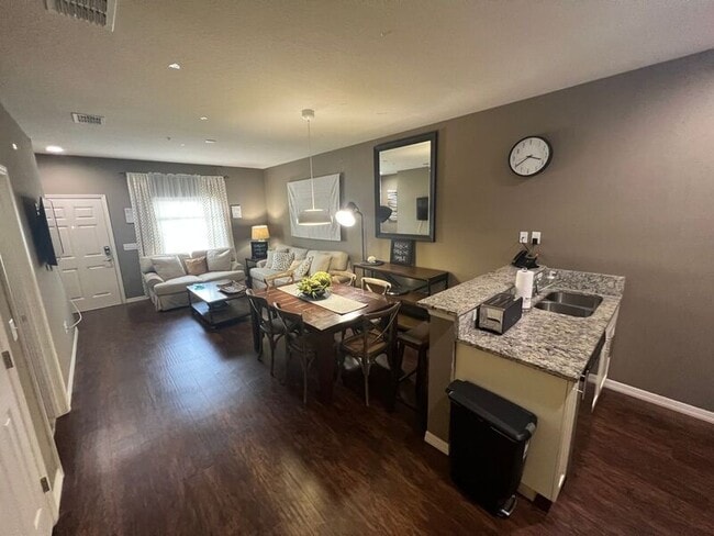 Building Photo - 8932 Shine Dr