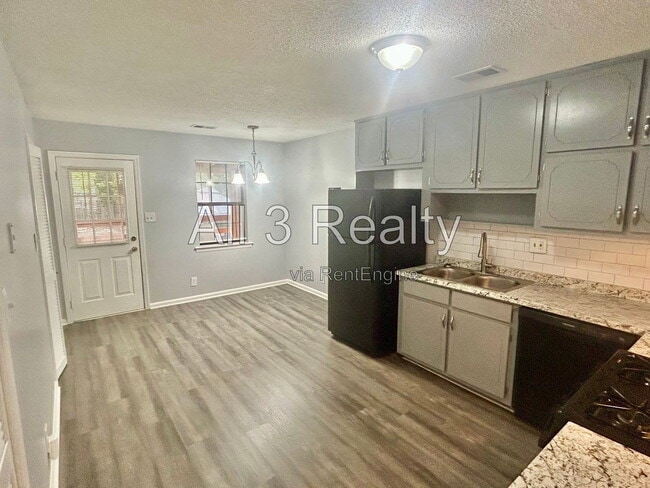 Building Photo - 8460 Pineland Dr