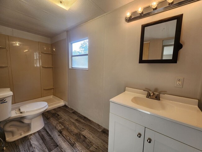 Building Photo - 2br - 2 Bed 2 Bath w/ screened porch and FULLY FENCED Backyard!