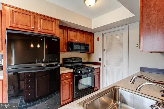 Building Photo - 204 Saratoga Ct